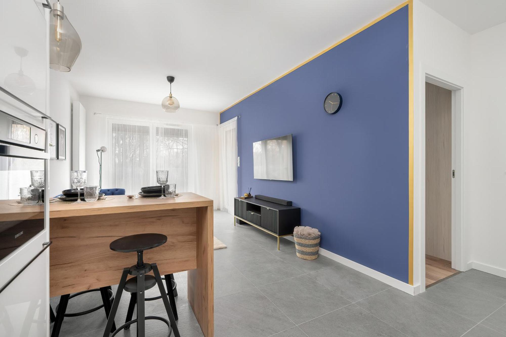 Center With Gym & Free Garage By Renters *