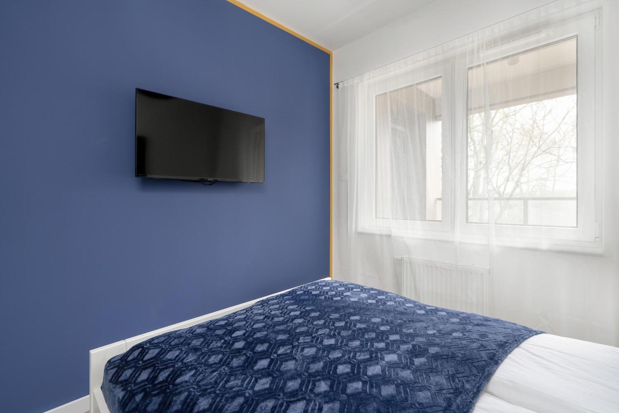 Center With Gym & Free Garage By Renters *
