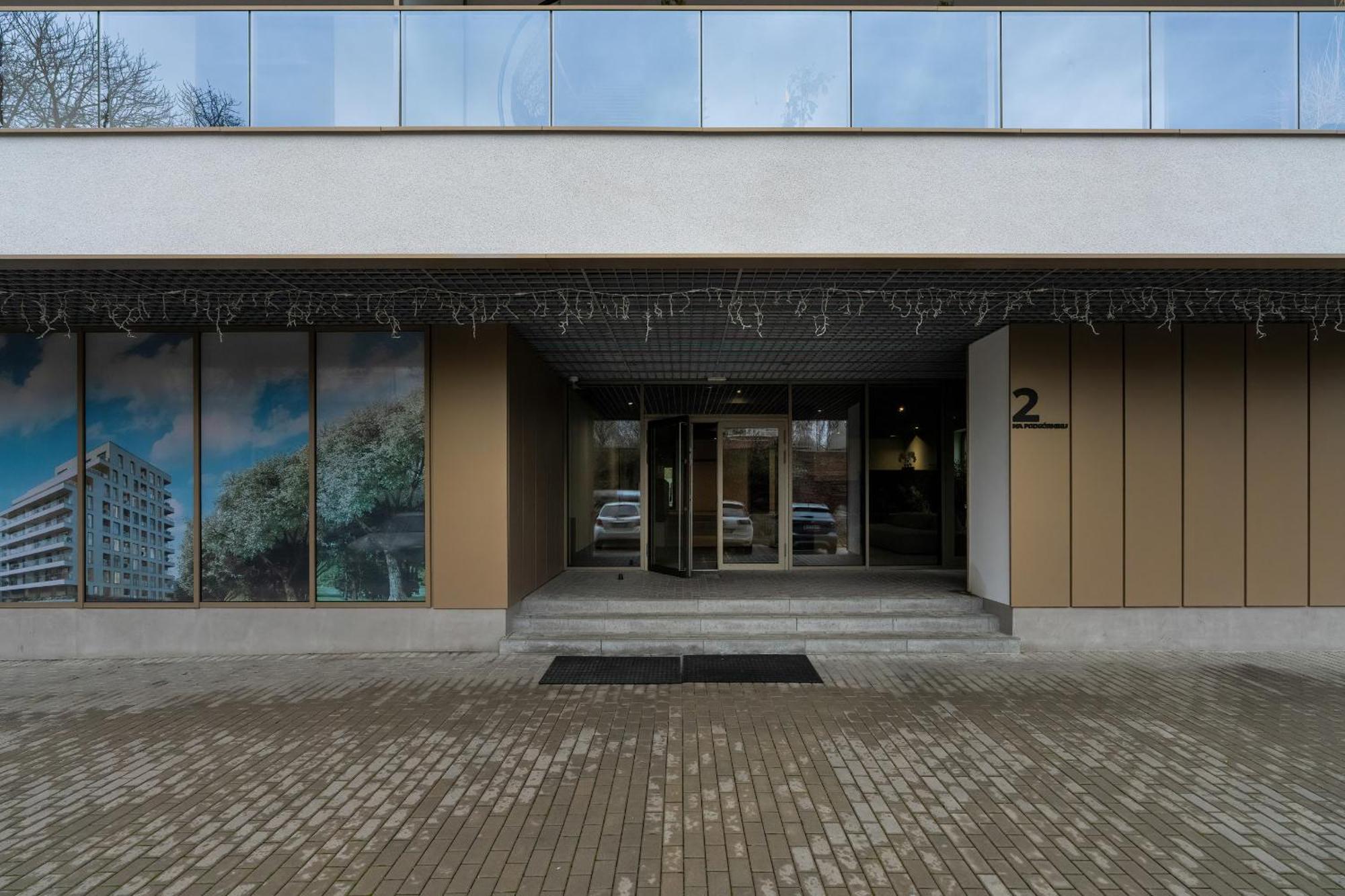 Center With Gym & Free Garage By Renters *